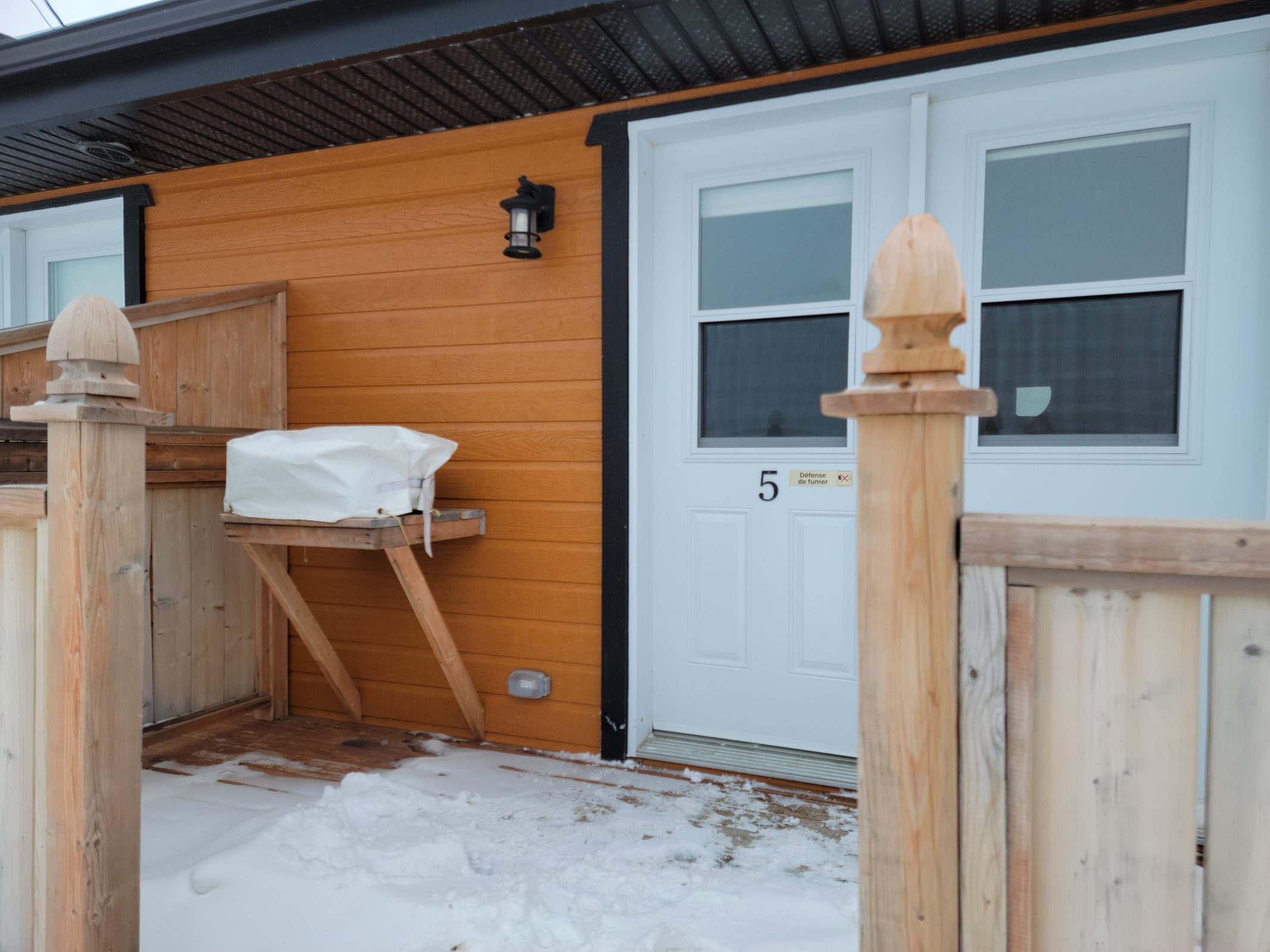 Entrée extérieure d’une chambre du Motel au Bord de l’Eau